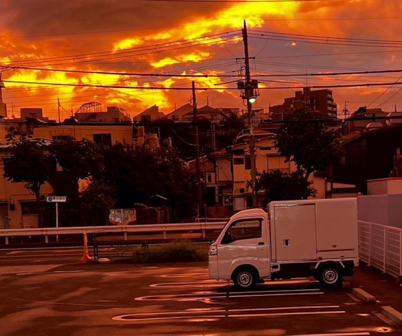 自社トラックと風景